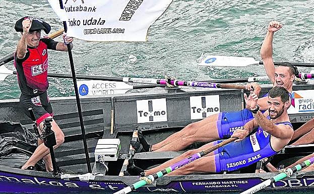 Felicidad. Los remeros de Santurtzi saludan al público rumbo a tierra.