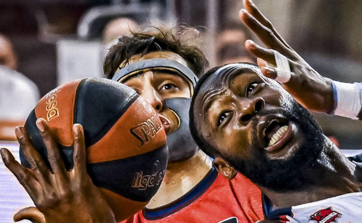 Tonye Jekiri acierta a atrapar el balón con Juampi Vaulet a su espalda.