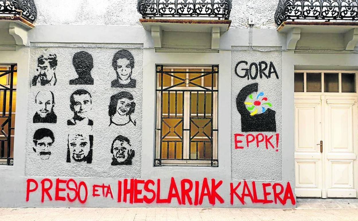 Pintadas a favor de los presos que aparecieron en el municipio guipuzcoano de Rentería. 