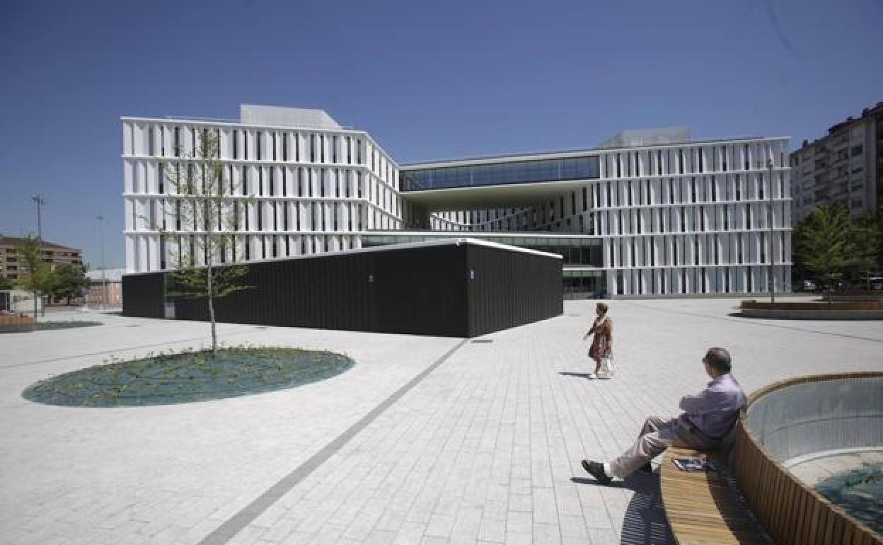Exterior de las oficinas del Ayuntamiento de Vitoria en San Martín.