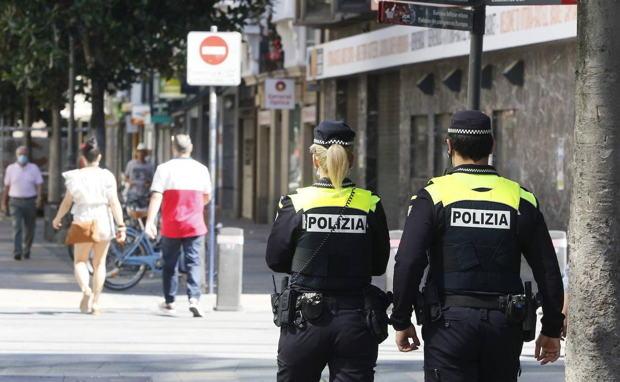 Agentes locales patrullan por una calle de Vitoria. 