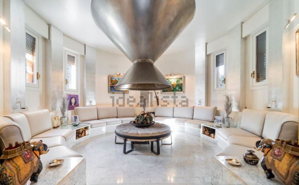 4.- Madrid | Este chalet se encuentra en La Moraleja. Se trata de una propiedad con más de 1.000 metros cuadrados, cinco habitaciones, cinco baños y una enorme chimenea. ¿Su precio? 3.450.000 euros