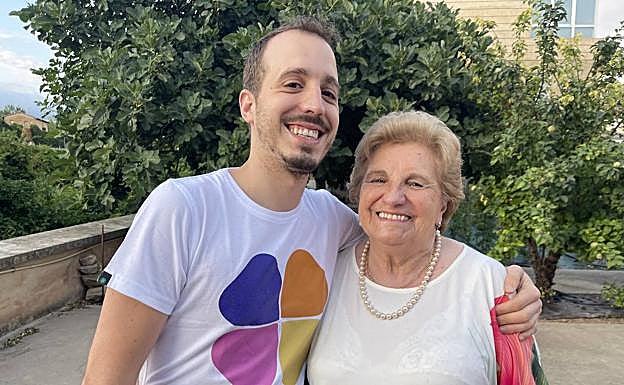 El cocinero con su abuela Pili Laorden (91), de Elciego, una cocinera tradicional.
