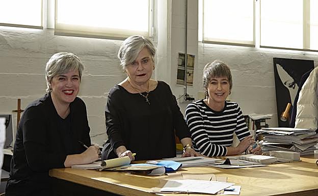 Conchu Uzkudun, en el centro, posa junto a sus dos hijas.