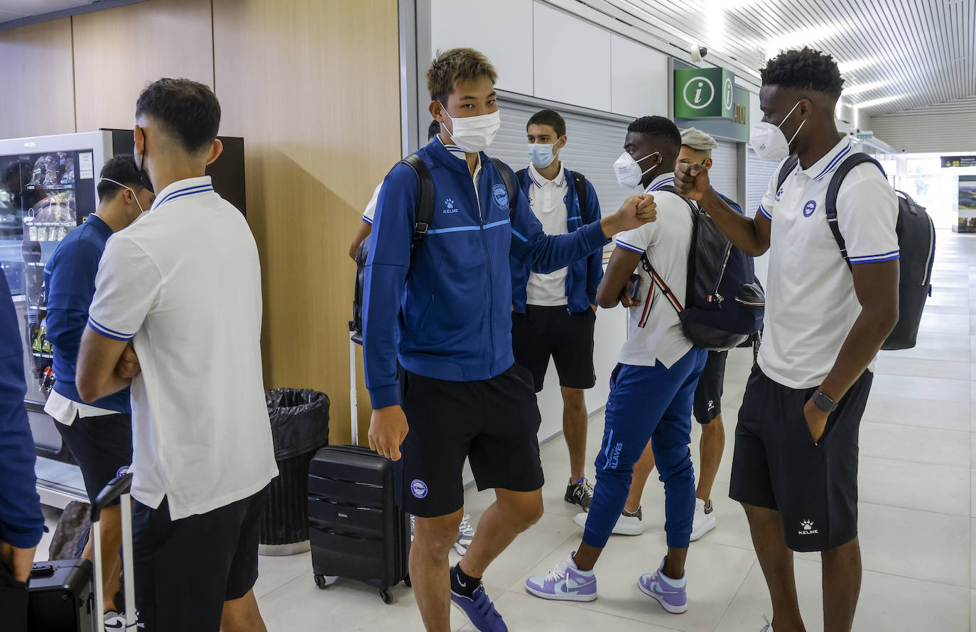 Fotos: El Alavés pone rumbo a La Manga