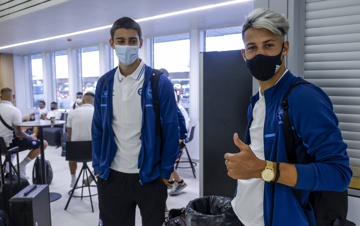 Fotos: El Alavés pone rumbo a La Manga