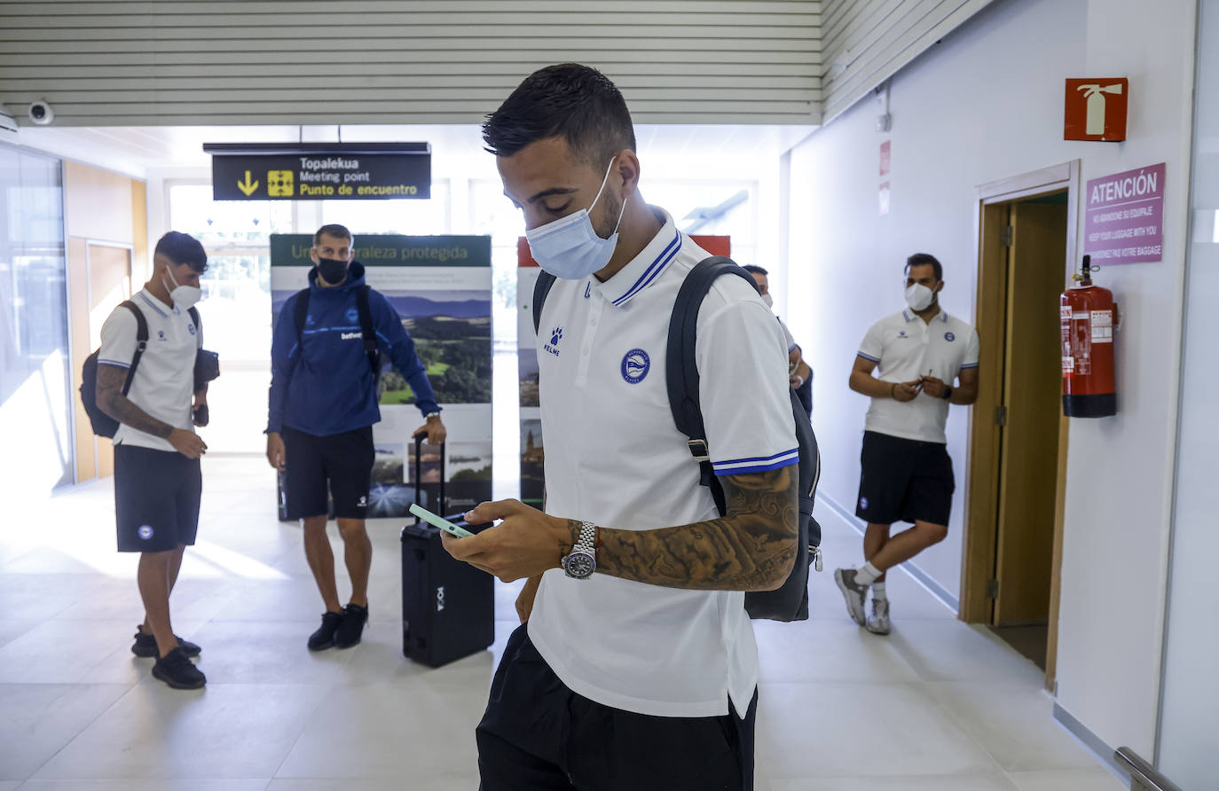 Fotos: El Alavés pone rumbo a La Manga