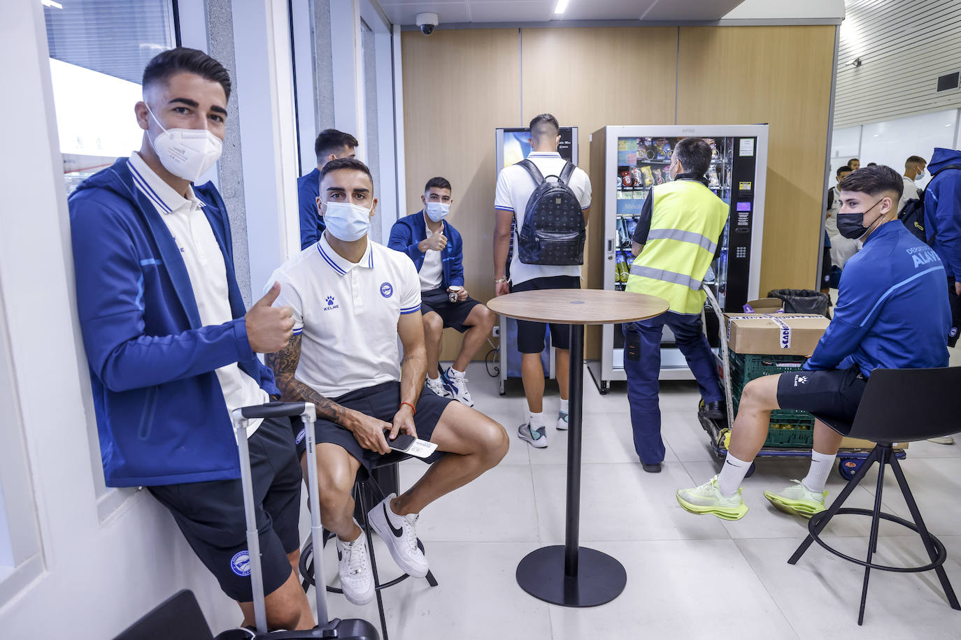 Fotos: El Alavés pone rumbo a La Manga