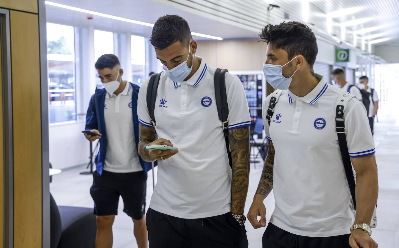 Fotos: El Alavés pone rumbo a La Manga