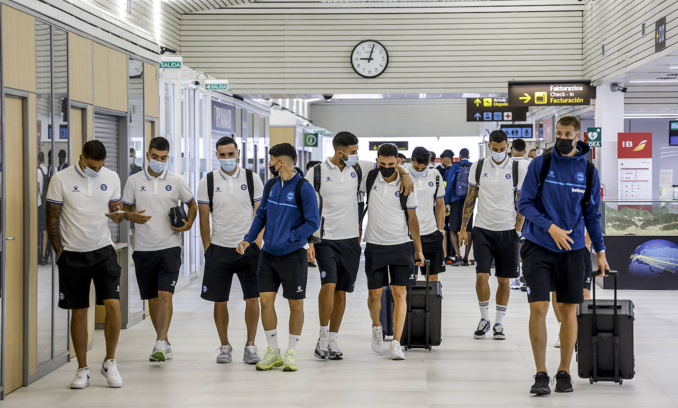 Fotos: El Alavés pone rumbo a La Manga