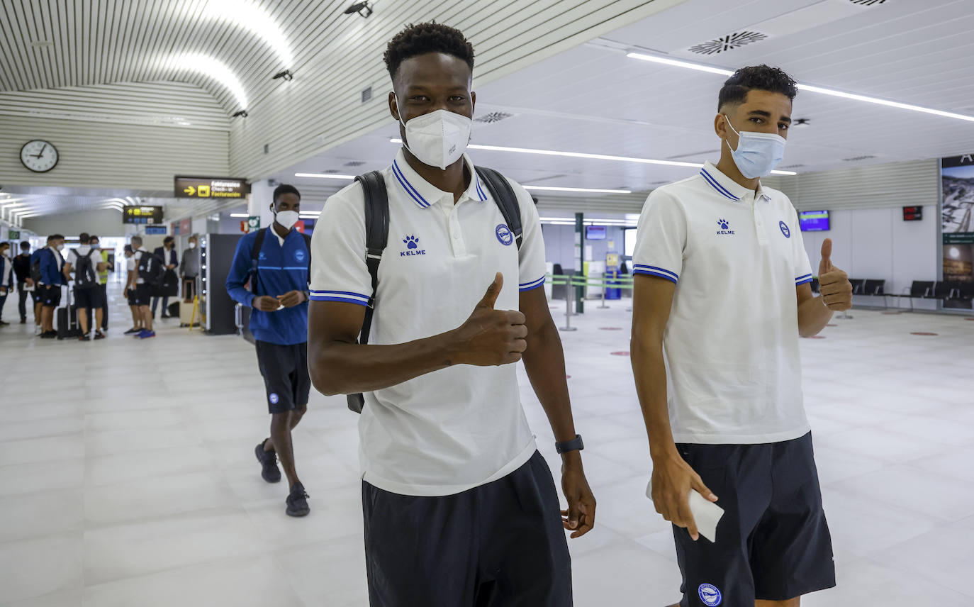 Fotos: El Alavés pone rumbo a La Manga