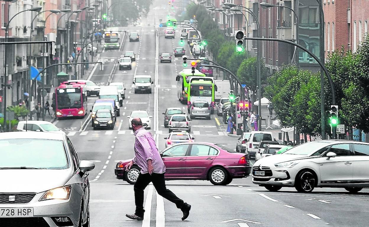 La calle, que por su extensión forma parte de tres distritos de la ciudad, soporta una gran densidad de tráfico. 