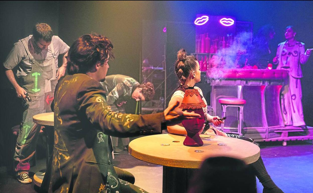 'Gris: morirse en Bilbao' se asoma a la transformación de la ciudad desde un karaoke.