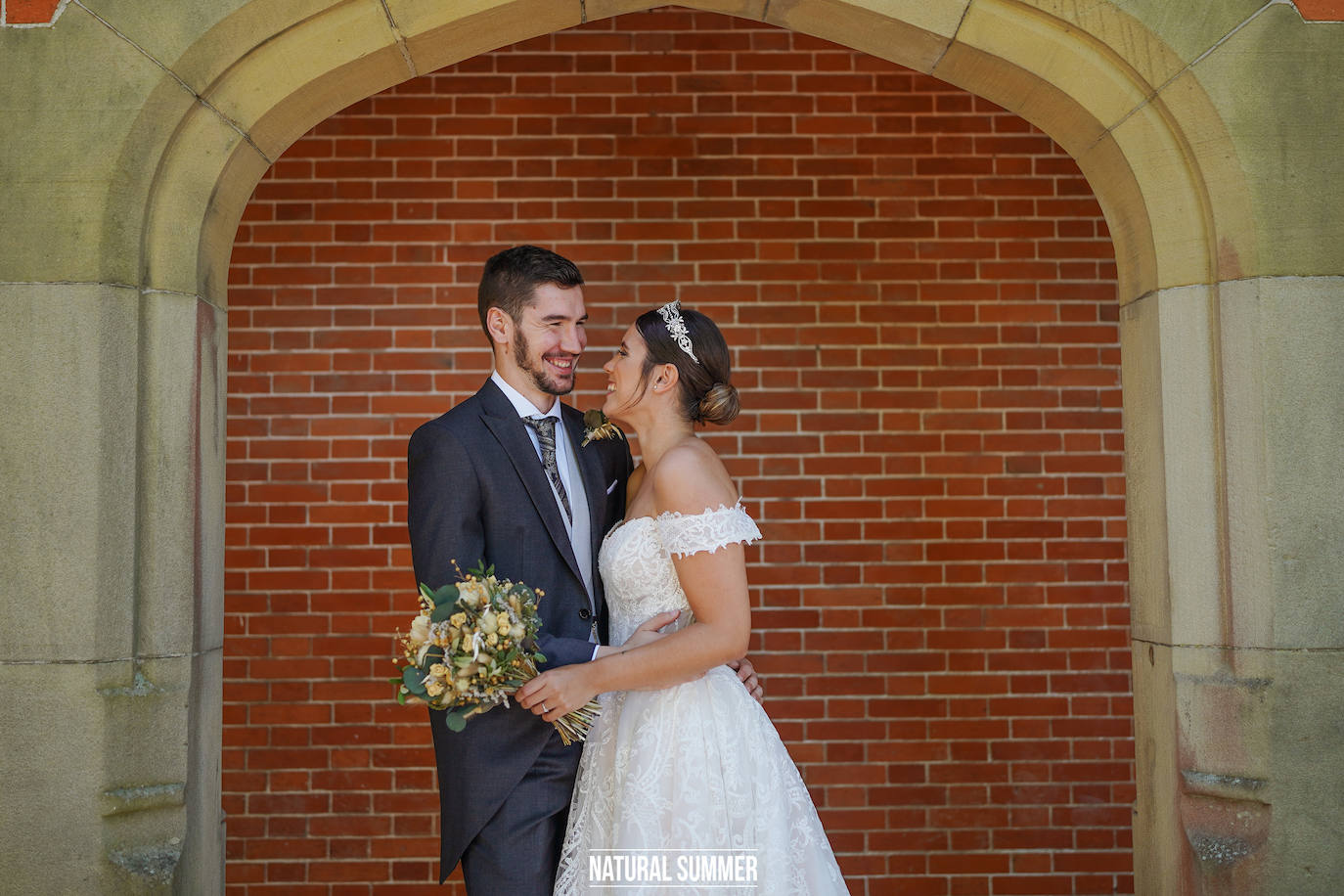 La diseñadora guipuzcoana Uxue Morejón y el escolta del Unicaja, Darío Brizuela, se dieron el «sí quiero» en una boda celebrada en Hika Txakolindegia. Estas son las mejores imágenes del mediático enlace