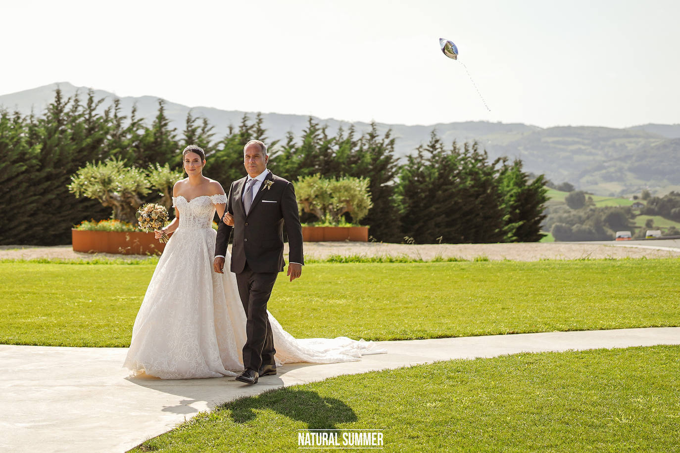 La diseñadora guipuzcoana Uxue Morejón y el escolta del Unicaja, Darío Brizuela, se dieron el «sí quiero» en una boda celebrada en Hika Txakolindegia. Estas son las mejores imágenes del mediático enlace