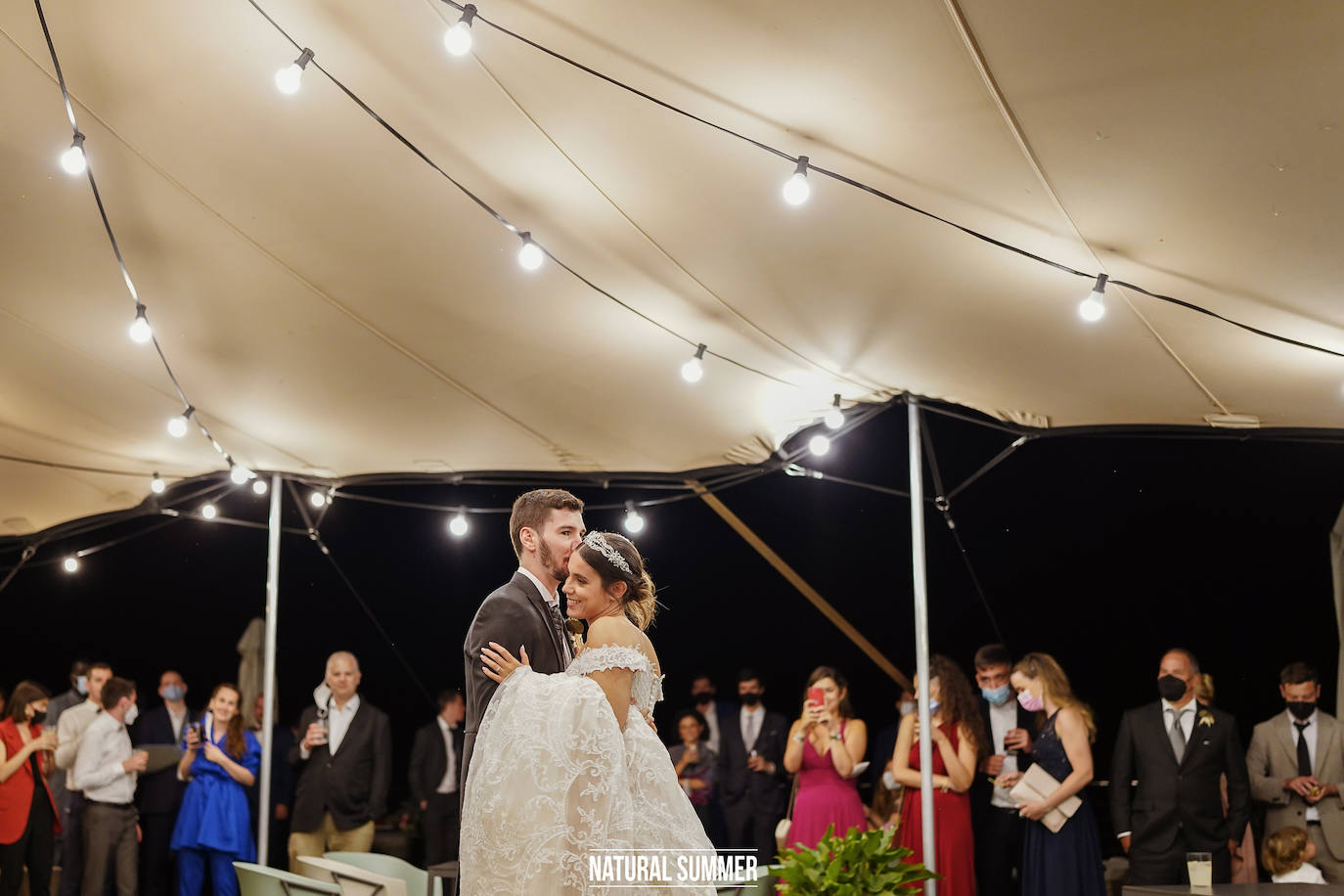 La diseñadora guipuzcoana Uxue Morejón y el escolta del Unicaja, Darío Brizuela, se dieron el «sí quiero» en una boda celebrada en Hika Txakolindegia. Estas son las mejores imágenes del mediático enlace