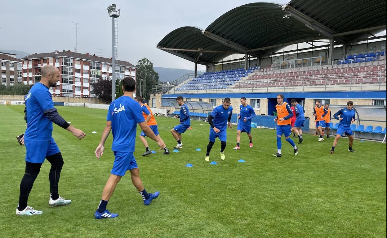 Los jugadores, durante un entrenamiento en Urritxe. 