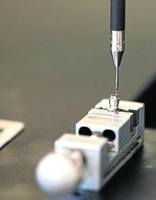 Imagen secundaria 2 - Las instalaciones se encuentran en el Polígono Industrial de Bayas en el edificio Poliba. En la actualidad, la plantilla cuenta con 19 trabajadores que realizan trabajos de una gran precisión en piezas muy pequeñas.