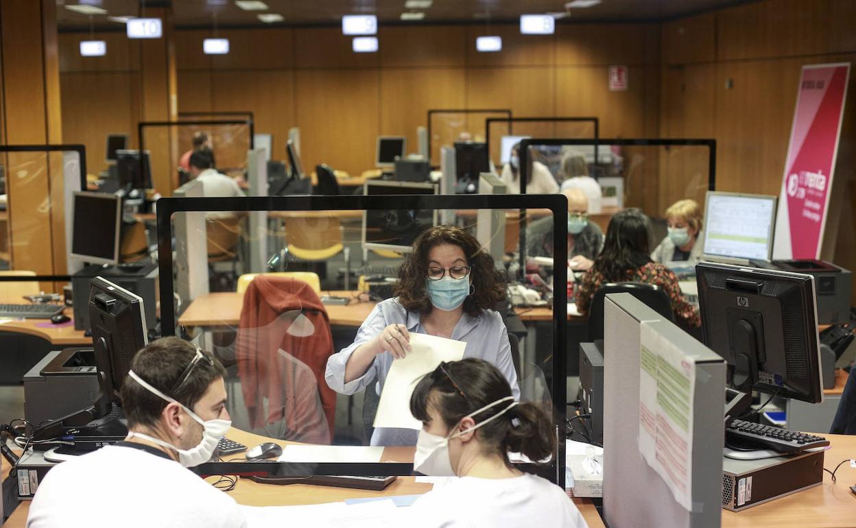 Contribuyentes realizando la declaración de la renta.