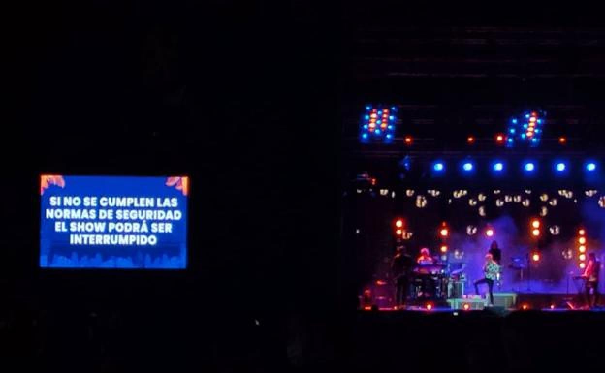 Cartel que recordaba durante el concierto de Sergio Dalma que debían cumplirse la normativa sanitaria.