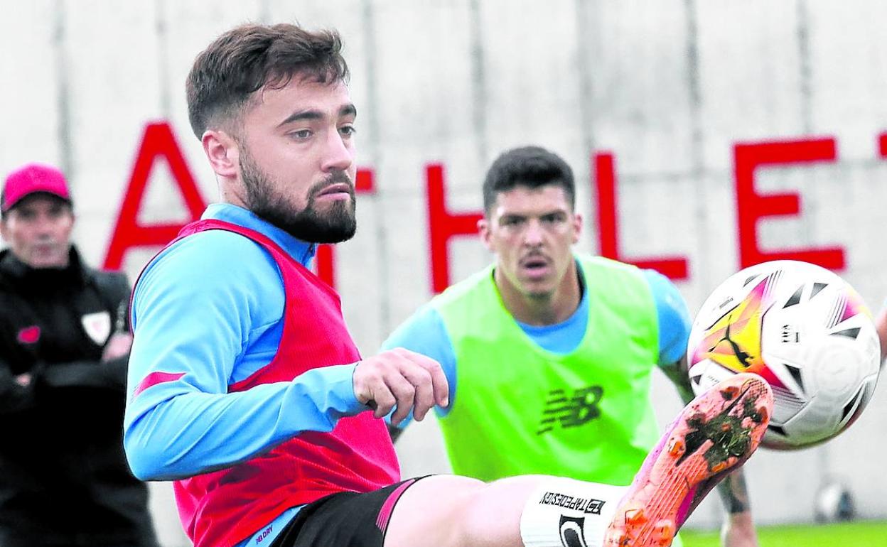 Unai López intenta controlar ante Capa observado por Marcelino. 