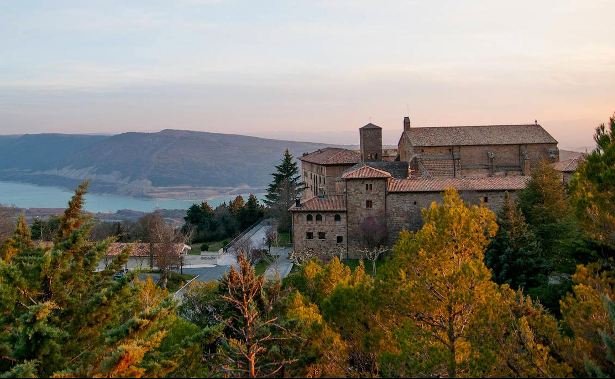 El monasterio de Leyre se alza sobre el embalse de Yesa.