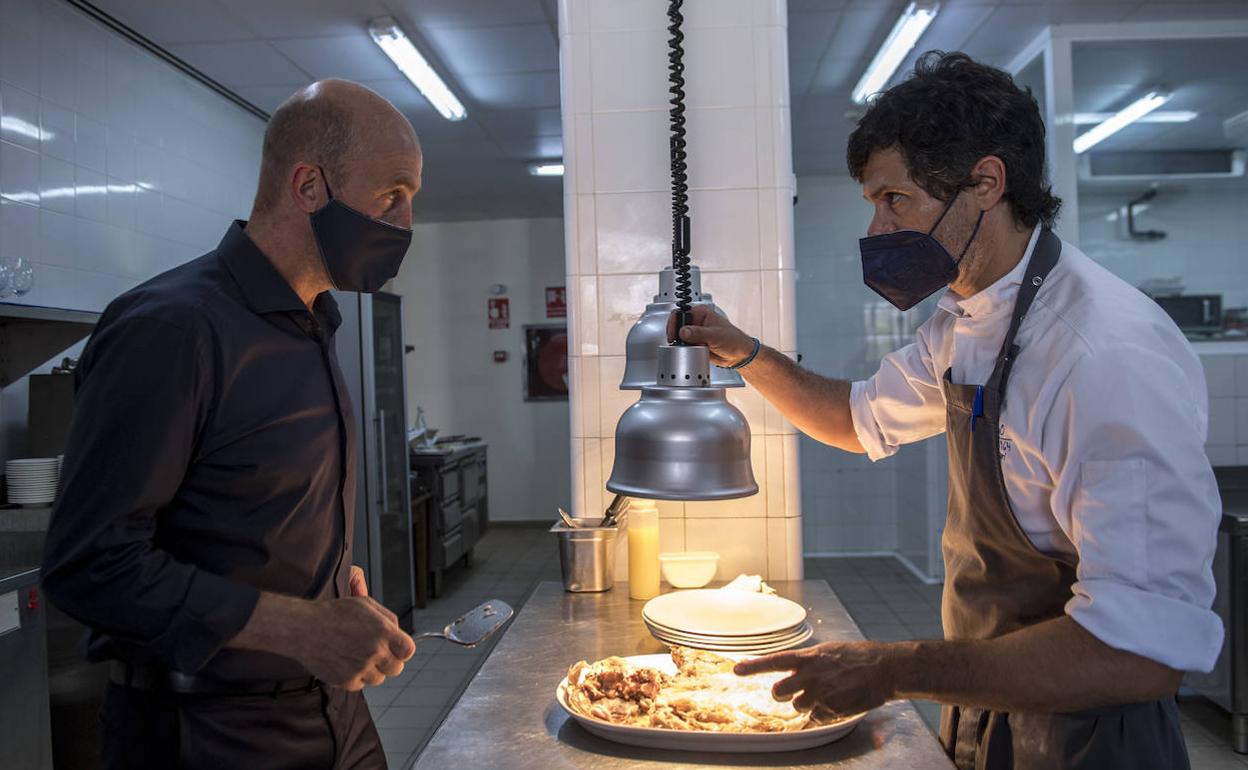 Aitor Arregi, junto al jefe de cocina de Elkano y de Cataria, Pablo Vicari. 