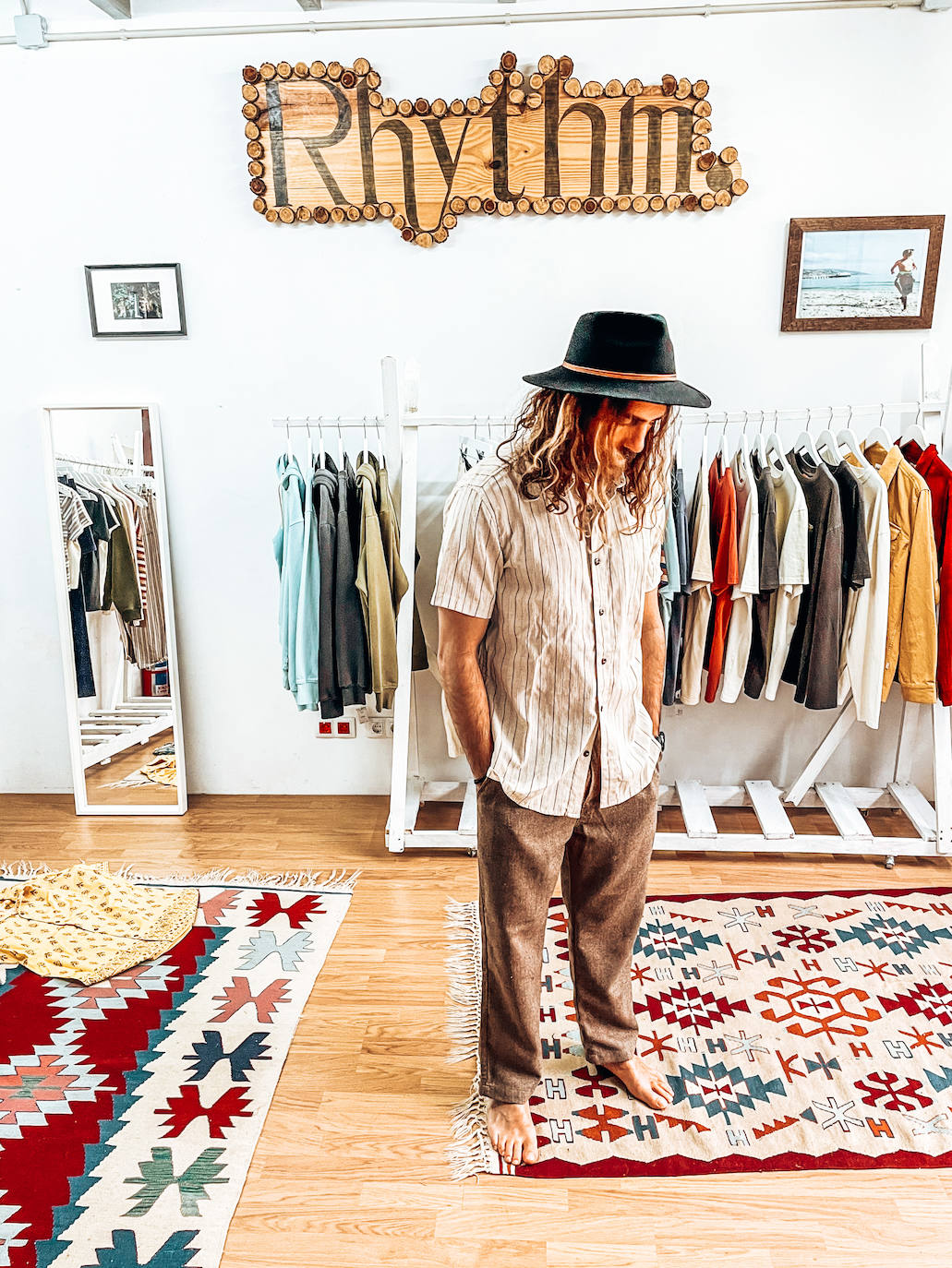 Fotos: Manu, el surfista de Leioa que arrasa en redes con sus camisas hawaianas y tatuajes