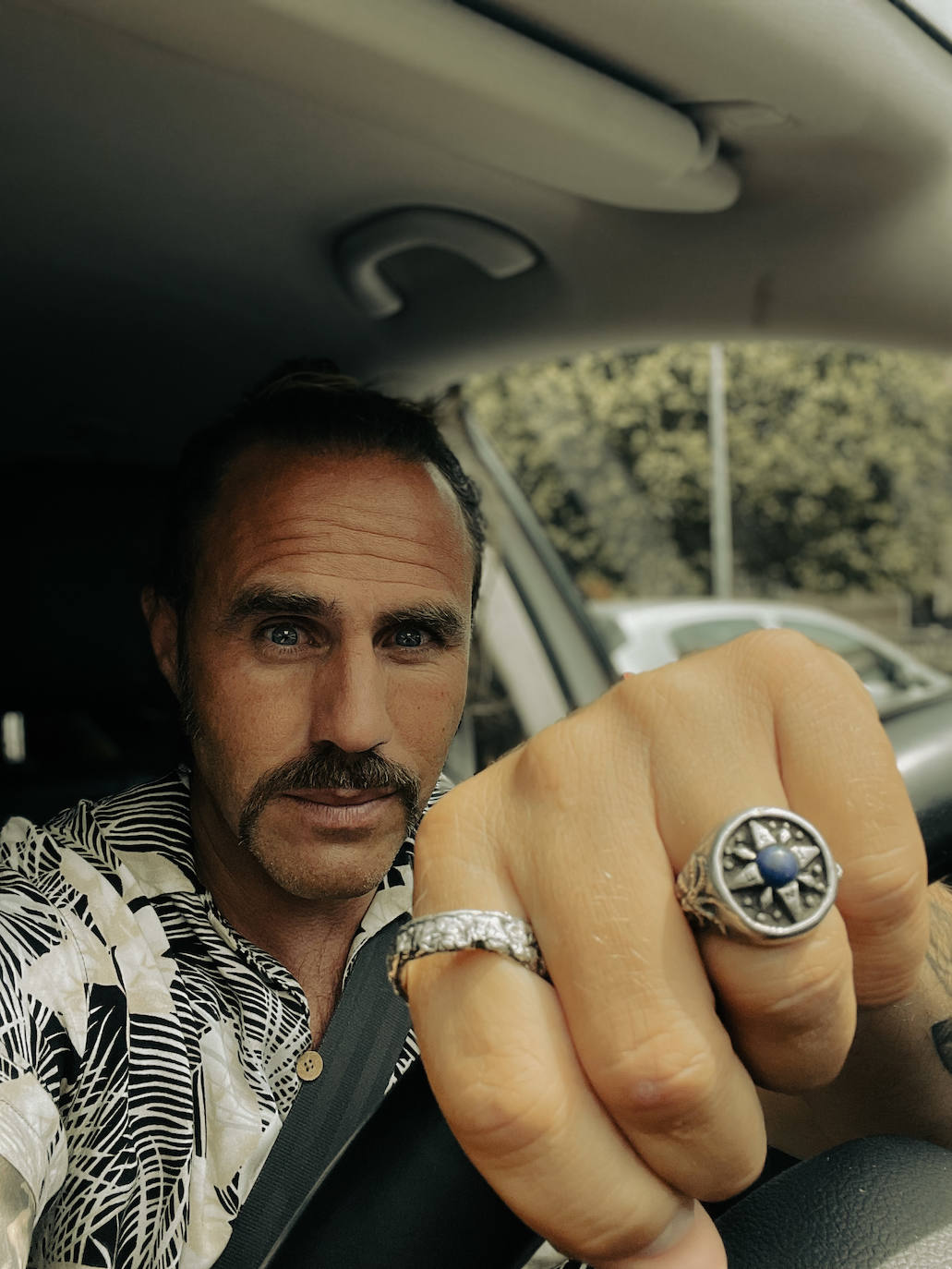 Fotos: Manu, el surfista de Leioa que arrasa en redes con sus camisas hawaianas y tatuajes