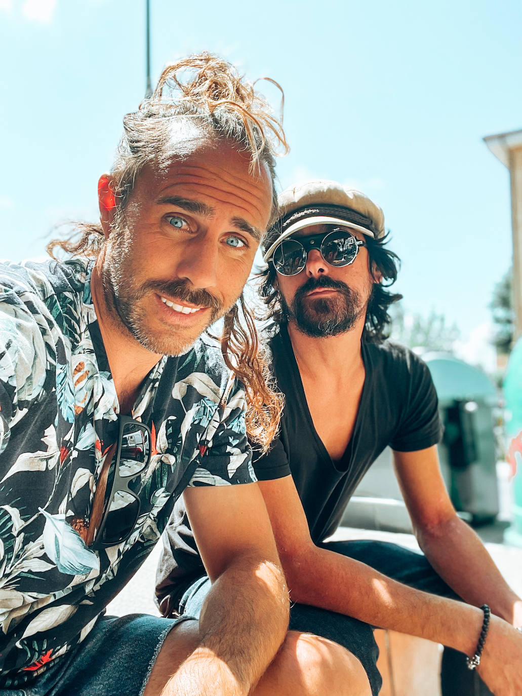 Fotos: Manu, el surfista de Leioa que arrasa en redes con sus camisas hawaianas y tatuajes