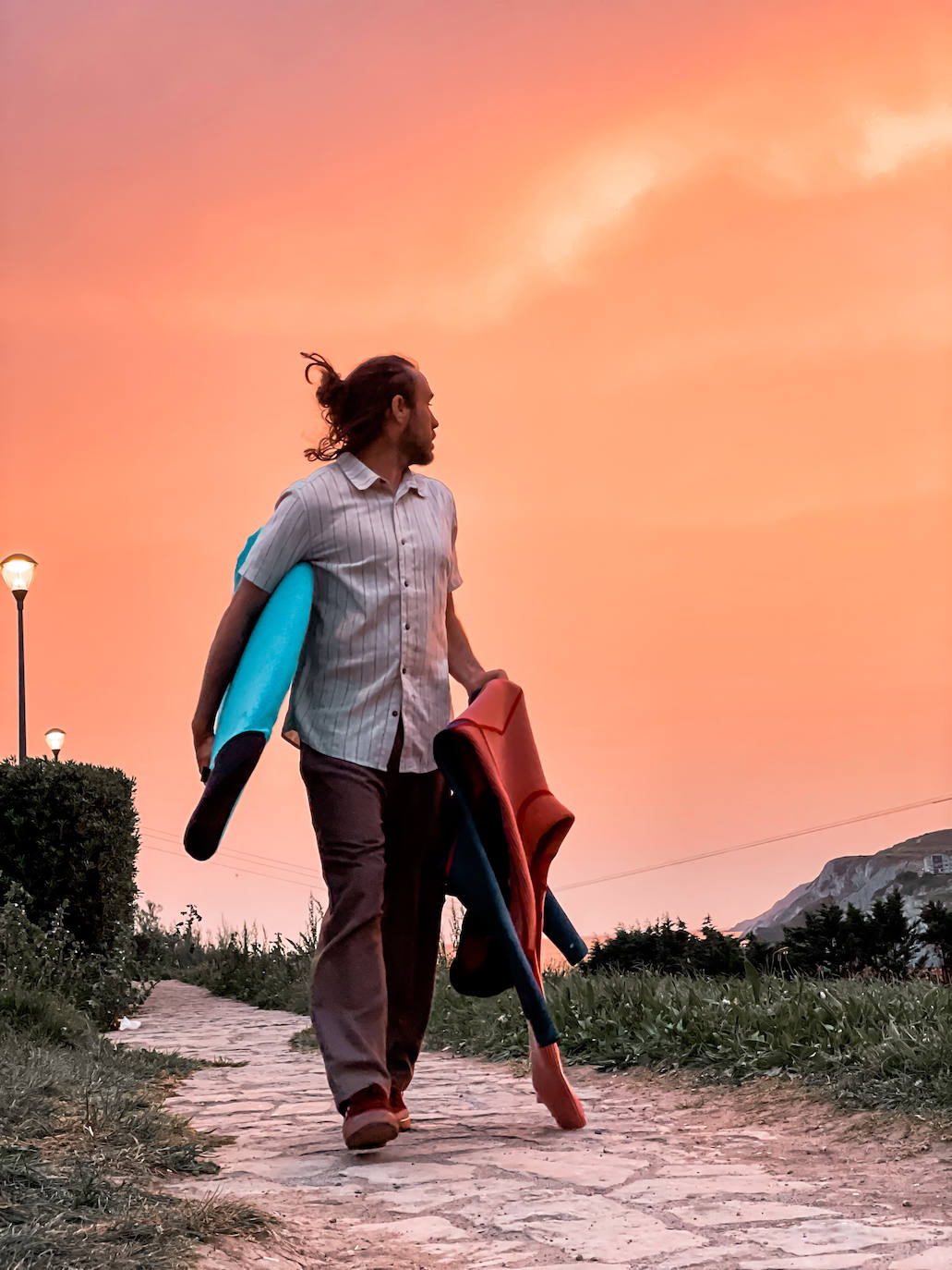 Fotos: Manu, el surfista de Leioa que arrasa en redes con sus camisas hawaianas y tatuajes