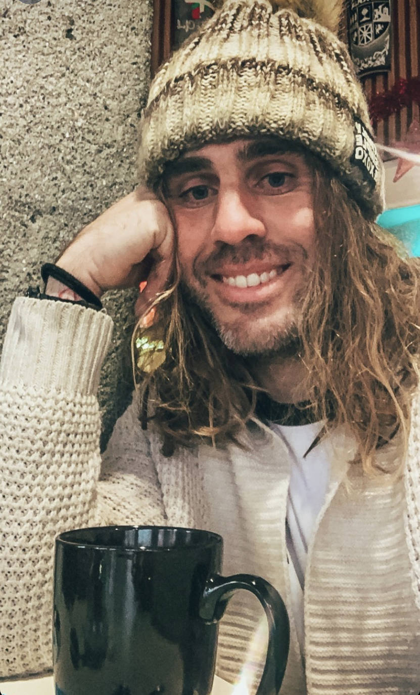 Fotos: Manu, el surfista de Leioa que arrasa en redes con sus camisas hawaianas y tatuajes