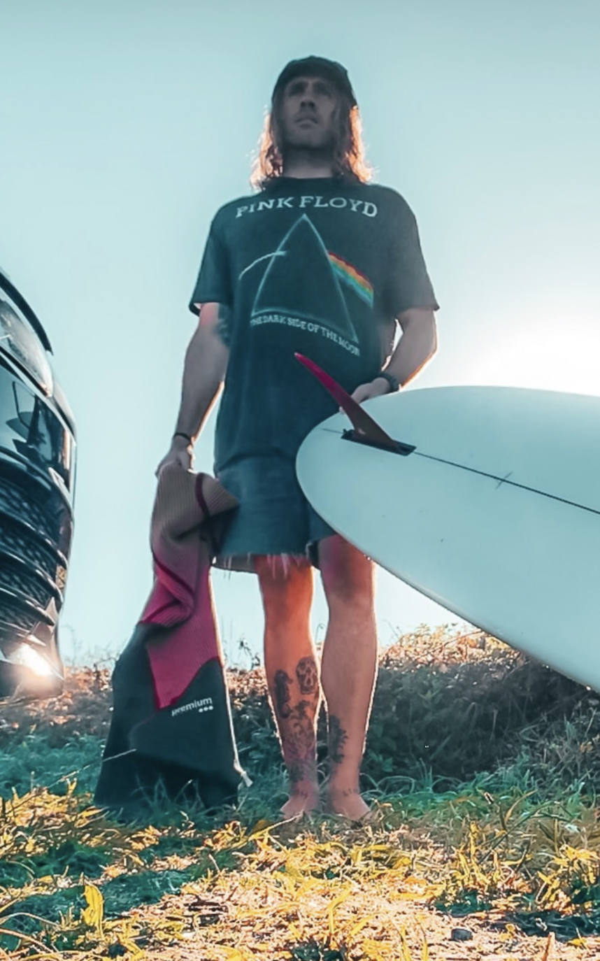 Fotos: Manu, el surfista de Leioa que arrasa en redes con sus camisas hawaianas y tatuajes