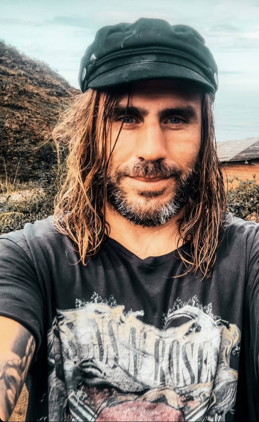 Fotos: Manu, el surfista de Leioa que arrasa en redes con sus camisas hawaianas y tatuajes