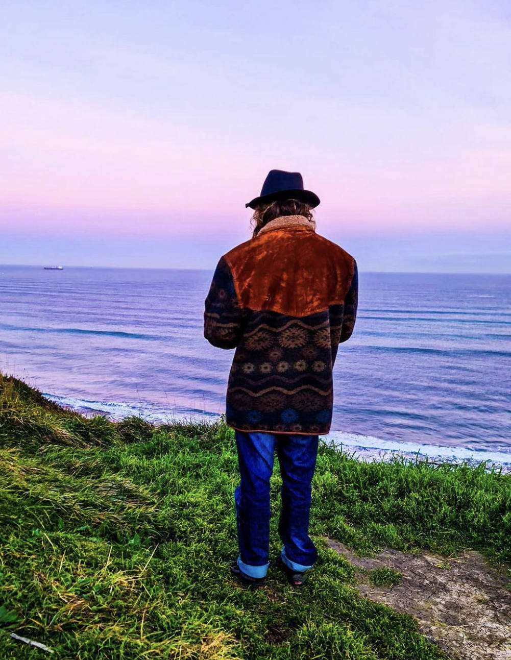 Fotos: Manu, el surfista de Leioa que arrasa en redes con sus camisas hawaianas y tatuajes