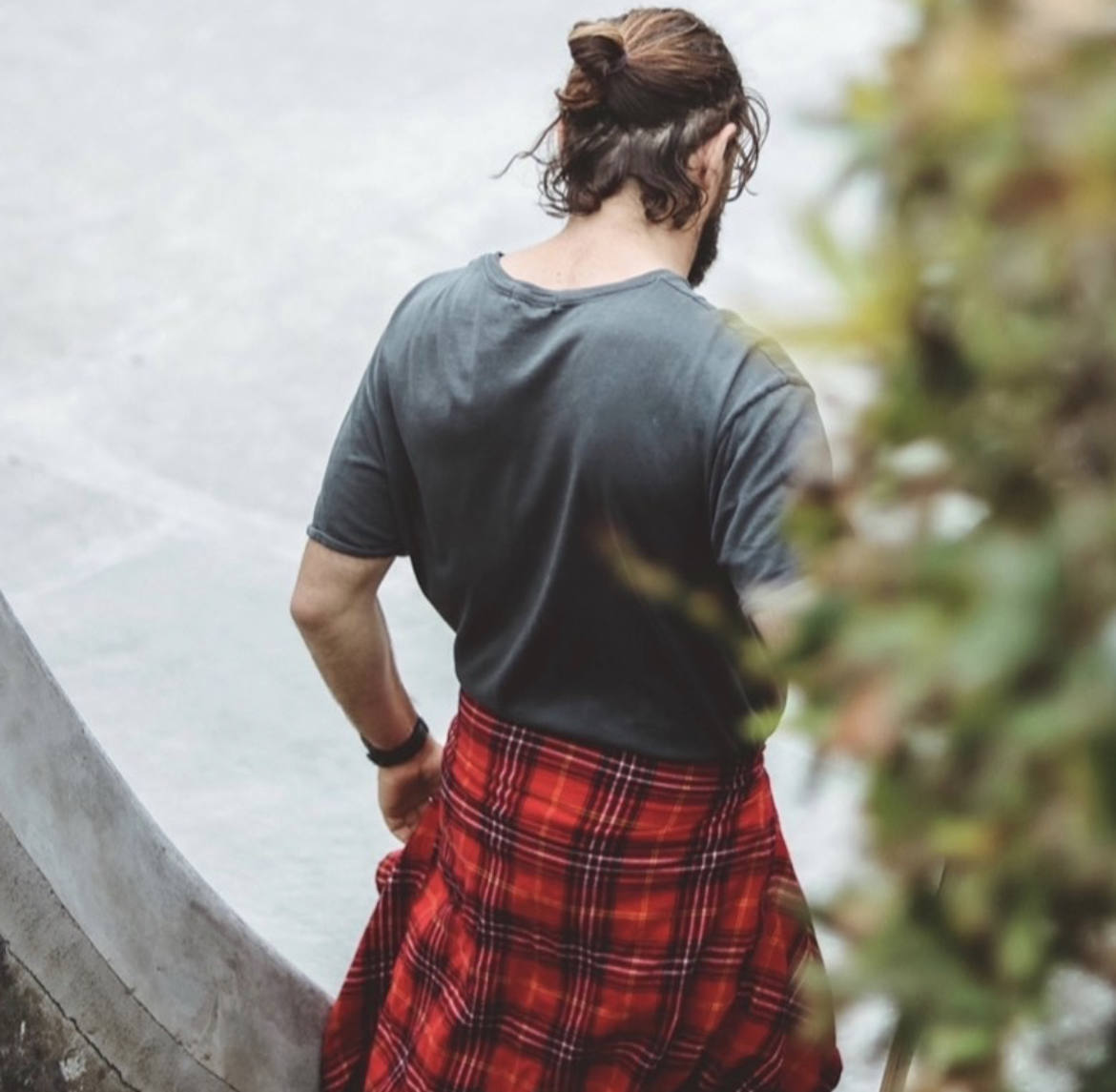 Fotos: Manu, el surfista de Leioa que arrasa en redes con sus camisas hawaianas y tatuajes