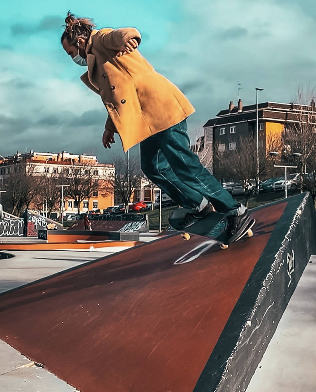 Fotos: Manu, el surfista de Leioa que arrasa en redes con sus camisas hawaianas y tatuajes