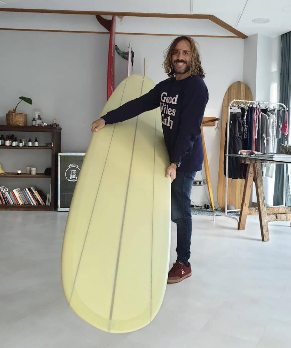 Fotos: Manu, el surfista de Leioa que arrasa en redes con sus camisas hawaianas y tatuajes