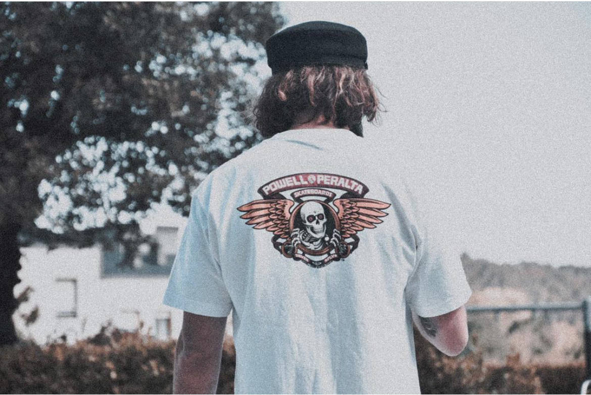 Fotos: Manu, el surfista de Leioa que arrasa en redes con sus camisas hawaianas y tatuajes