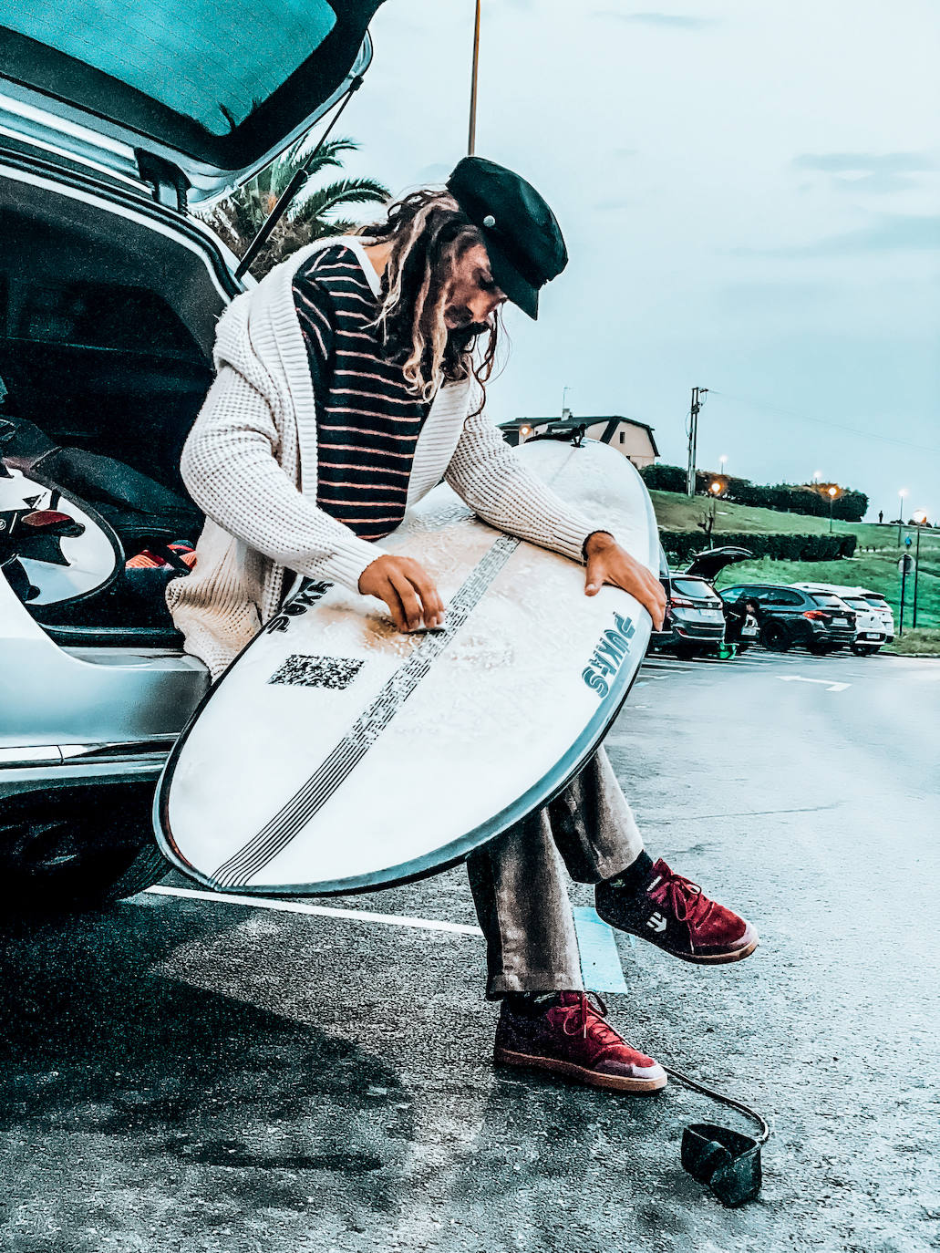 Fotos: Manu, el surfista de Leioa que arrasa en redes con sus camisas hawaianas y tatuajes