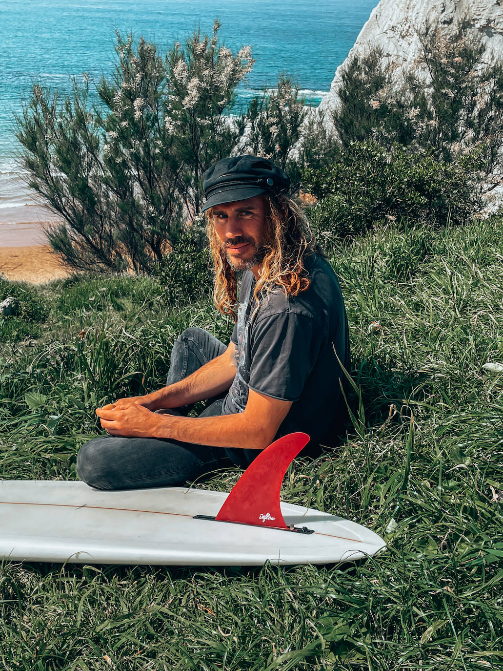 Fotos: Manu, el surfista de Leioa que arrasa en redes con sus camisas hawaianas y tatuajes