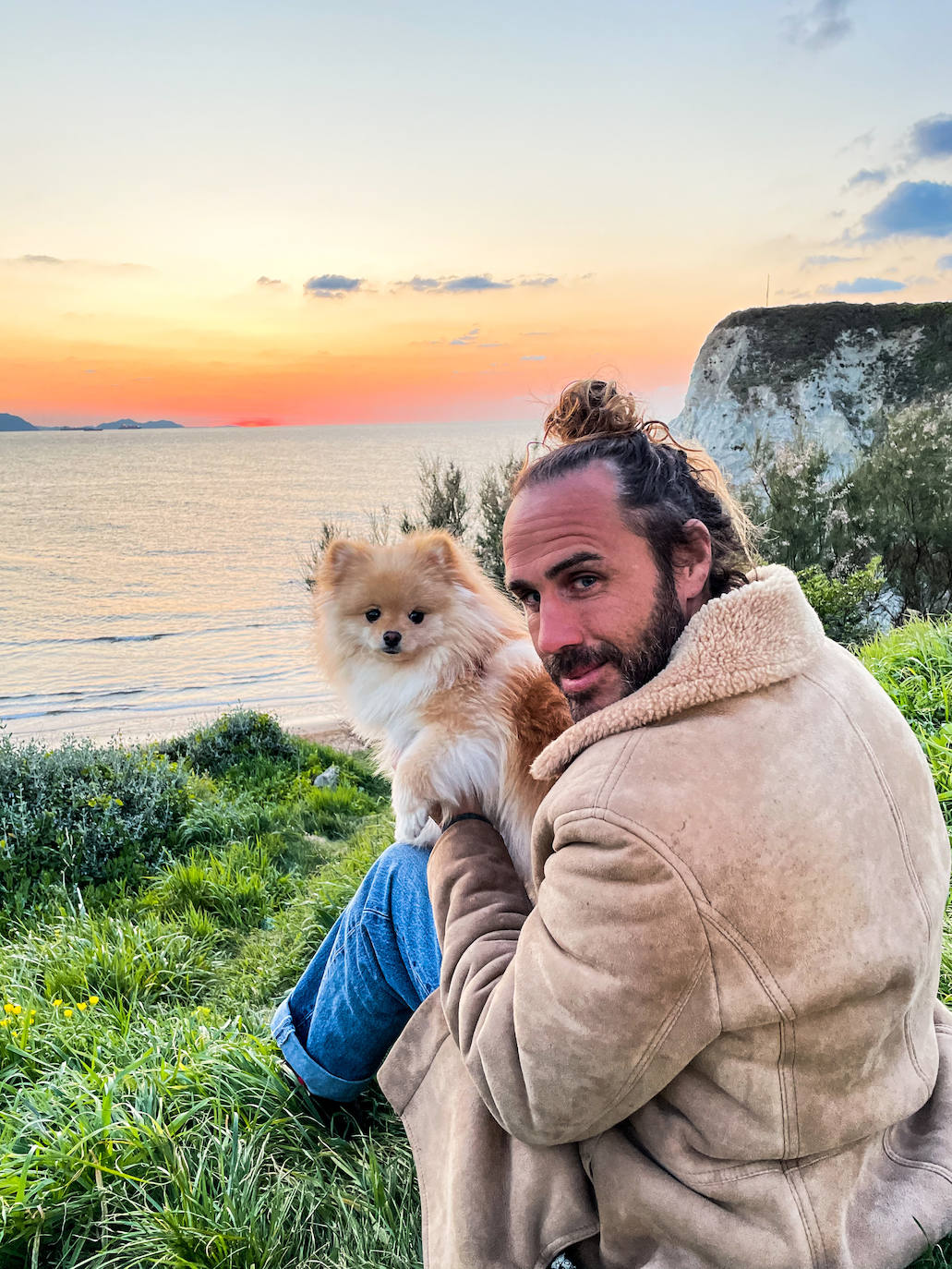 Fotos: Manu, el surfista de Leioa que arrasa en redes con sus camisas hawaianas y tatuajes