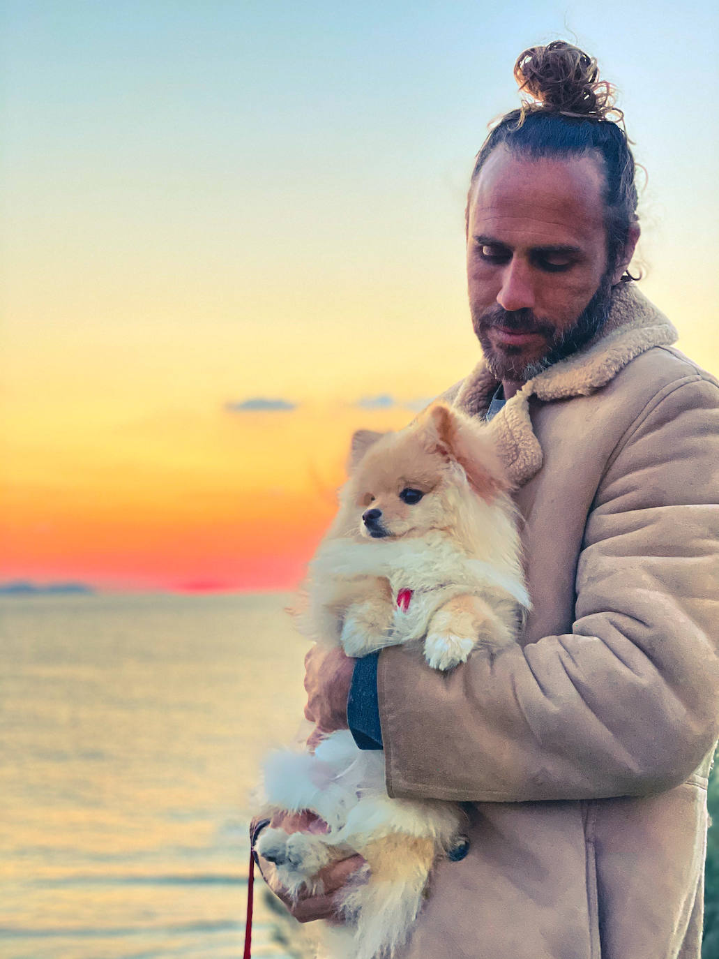 Fotos: Manu, el surfista de Leioa que arrasa en redes con sus camisas hawaianas y tatuajes