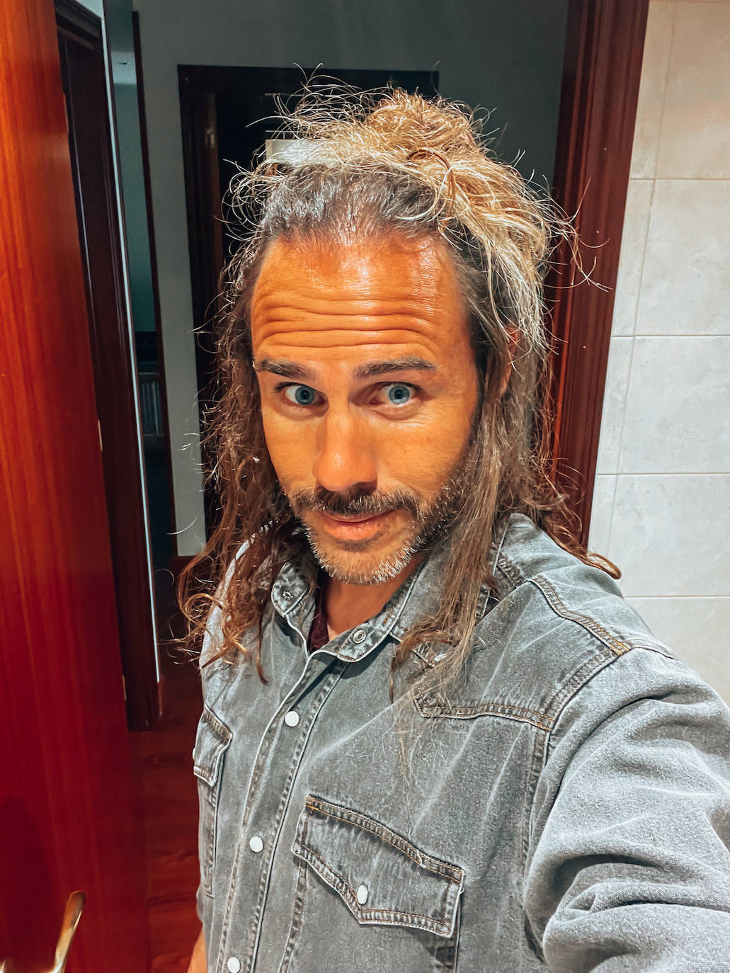 Fotos: Manu, el surfista de Leioa que arrasa en redes con sus camisas hawaianas y tatuajes