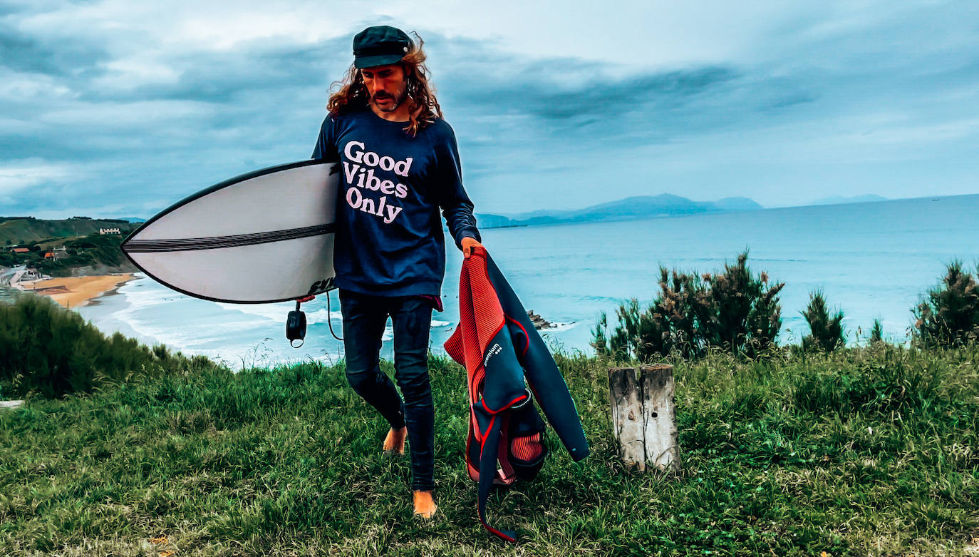 Fotos: Manu, el surfista de Leioa que arrasa en redes con sus camisas hawaianas y tatuajes