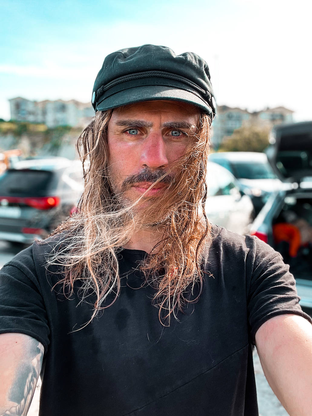 Fotos: Manu, el surfista de Leioa que arrasa en redes con sus camisas hawaianas y tatuajes