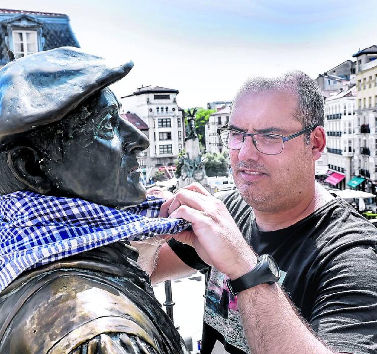 El sargento de los 'soldados' de la jarana le coloca el pañuelo festivo al gran general Celedón. 