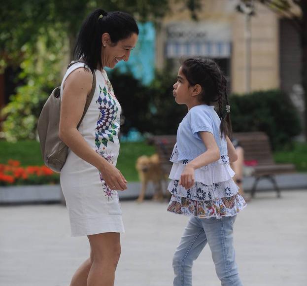 Araitz, con su madre, había cumplido quince años hace dos semanas y fue diagnosticada hace 8 años.