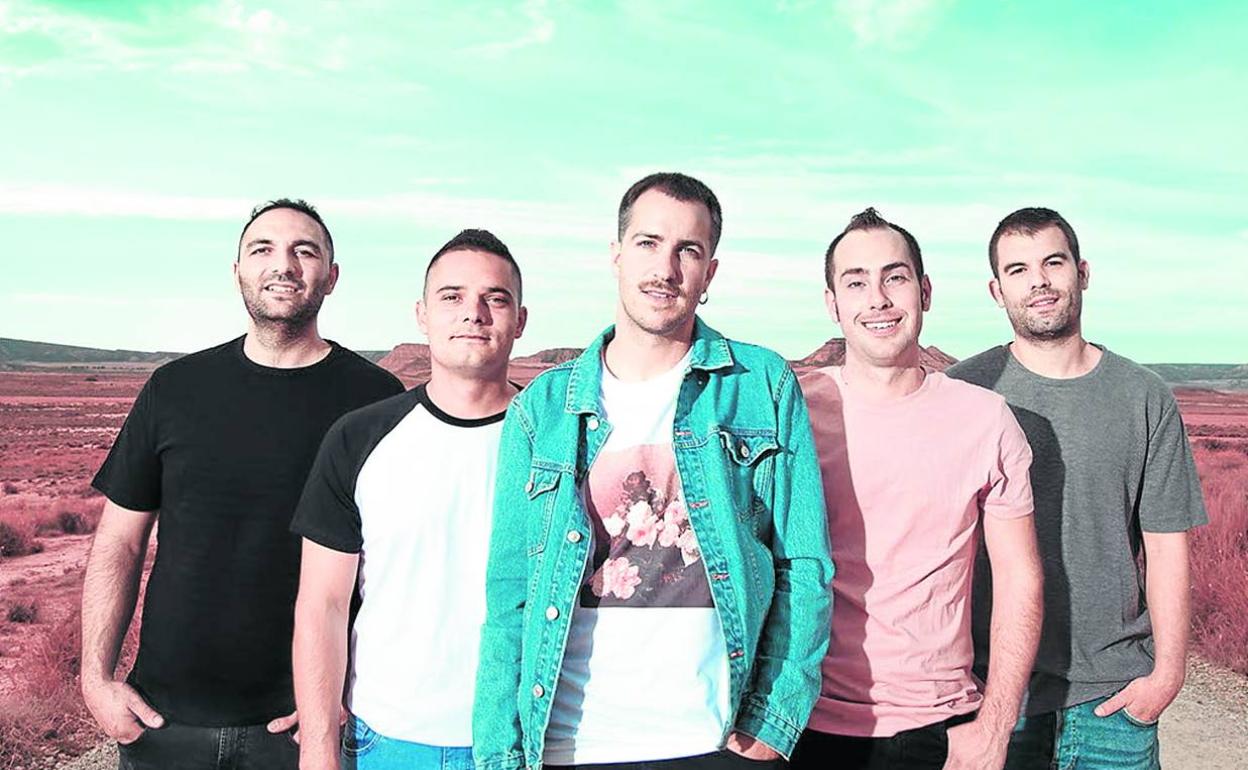 Iñigo Etxezarreta, en el centro, es el líder de una de las bandas con más tirón entre el público joven vasco. 