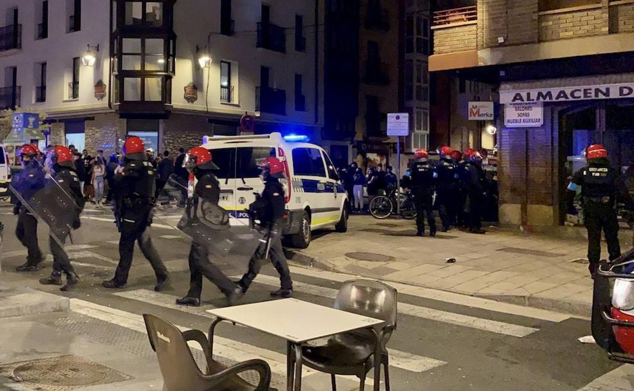 Efectivos de la Brigada Móvil se despliegan en el cruce de Portal del Rey con Nueva Fuera la noche de ayer, sábado. 